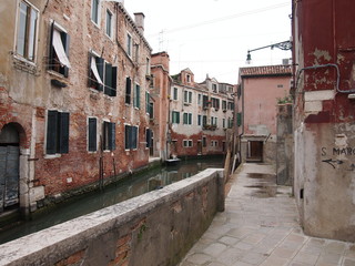 Fototapeta na wymiar Blick auf Seitenkanal in Venedig