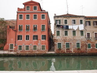 Fototapeta na wymiar Häuser in Venedig mit Wäsche auf Leinen