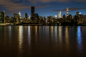 Obraz premium Skyline of the east side of midtown Manhattan at night