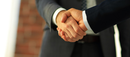 Obraz premium Business men giving a handshake. Business concept