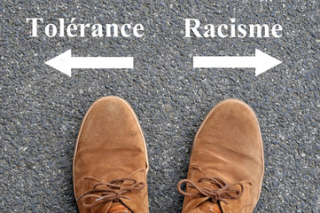 Chaussures devant des flèches indiquant tolérance et racisme 