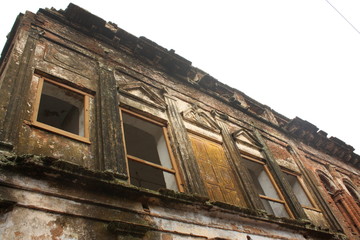 Fototapeta na wymiar Ruined house in Panam Nagor. An ancient historical city, Sonargaon, Bangladesh. Historical buildings which were built centuries ago during the time of Baro-Bhuyan (warrior chiefs and landlords)