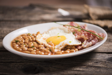 sunny side up eggs with organic bacon, hashbrowns and crsipy toast