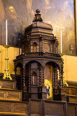 Obraz premium QUARTU S.E., ITALIA - MAGGIO 12, 2012: Monumenti aperti, altare della chiesa di Sant'Agata - Sardegna