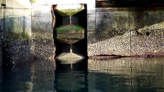 港の堤防に反射する海面の光
