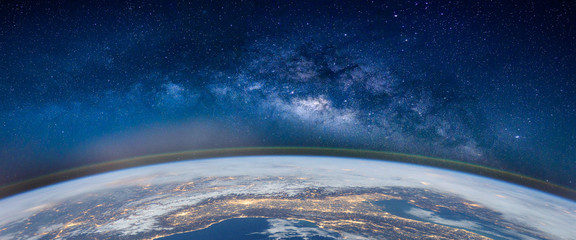 Fototapeta premium Krajobraz z galaktyką Drogi Mlecznej. Widok Ziemi i Aurory z kosmosu w galaktyce Drogi Mlecznej. (Elementy tego zdjęcia dostarczone przez NASA)