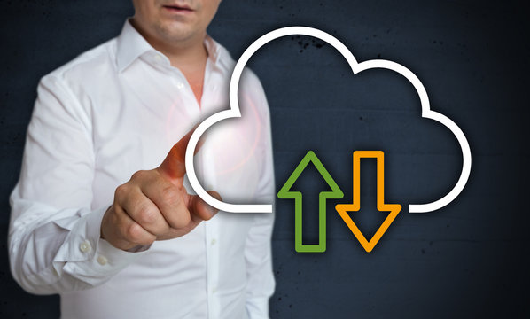 Datencloud Touchscreen wird von Mann bedient konzept