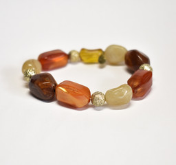 Modeschmuck-Armband mit verschiedenen Steinen