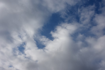 青空と雲「空想・雲のモンスターたち」力を合わせる、四兄弟、息の合った、静かな時間、穏やかなどのイメージなど