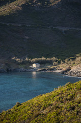 Corsica, 28/08/2017: una casa isolata nella baia dell'Anse d'Aliso o Plage d'Alisu, una delle spiagge più remote del versante occidentale di Capo Corso