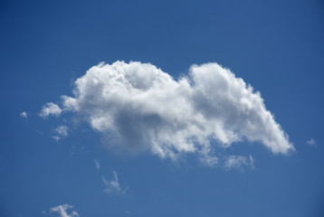 Naklejka na ściany i meble 青空と雲「空想・雲のモンスターたち」口から吐き出す、唾をはく、息を吹きかけるなどのイメージなど