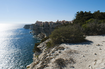 Fototapeta premium Corsica, 05/09/2017: lo skyline di Bonifacio visto dal sentiero del Parco internazionale delle Bocche di Bonifacio, riserva naturale sulle scogliere dello Stretto di Bonifacio