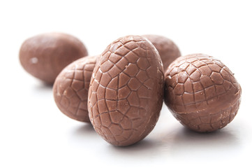 Oeufs  de pâques en chocolat sur fond blanc
