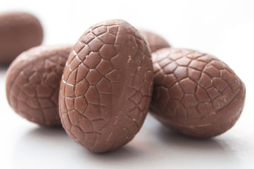 Oeufs  de pâques en chocolat sur fond blanc