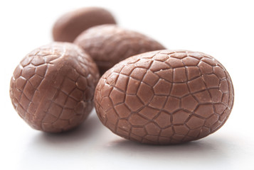 Oeufs  de pâques en chocolat sur fond blanc