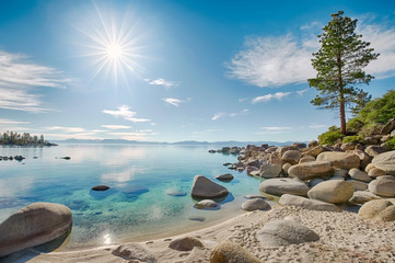 Lake Tahoe east shore beach, calm turquoise water in sunny day - obrazy, fototapety, plakaty