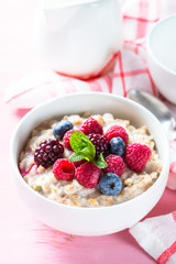 Oatmeal porrige with milk and berries.