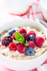 Oatmeal porrige with milk and berries.