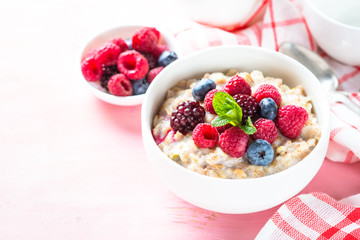 Oatmeal porrige with milk and berries.