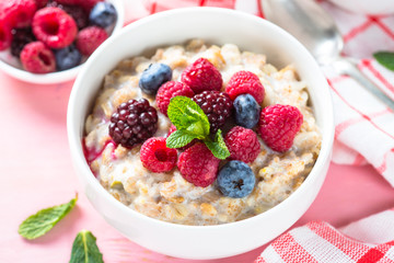 Oatmeal porrige with milk and berries.
