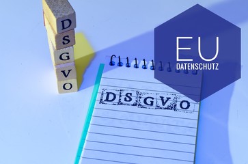 Block und Bauklötze mit der Aufschrift DSGVO EU (Datenschutzgrundverordnung und Bewerberdaten) in...