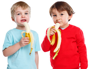 Kinder essen Banane Obst Frucht gesunde Ernährung isoliert Freisteller freigestellt