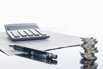 Finanzen, Euro Münzstapel, Kugelschreiber, Tabellen,  und Taschenrechner, Hintergrund