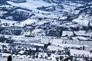 campi innevati visti dall'alto