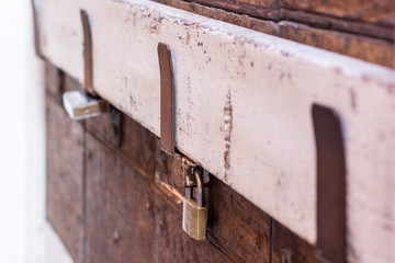 porta chiusa con lucchetto e sbarra di legno