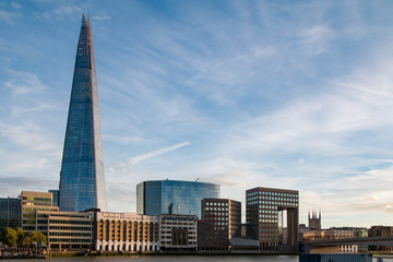 Naklejka premium London, England Stadtpanorama mit Blick über die Themse auf Sehenswürdigkeiten bei sonnigem Wetter