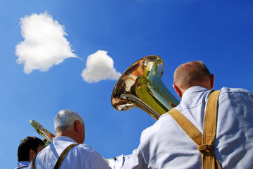 Bayerischer Blasmusikhimmel mit Herzwolke