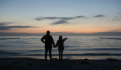Mutter und Tochter am Meer