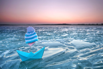 Boot mit Mütze am See im Winter