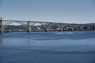 Fototapeta premium Yaquina Bay bridge for route 101 in Newport, Oregon