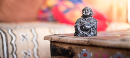 Buddha in Wohnzimmer, Feng Shui, Breitbild