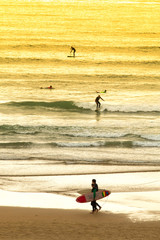 Surfeur sur la plage