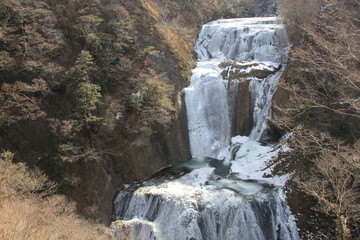 自然の驚異/５割方凍った、名瀑「袋田の滝」(茨城県)