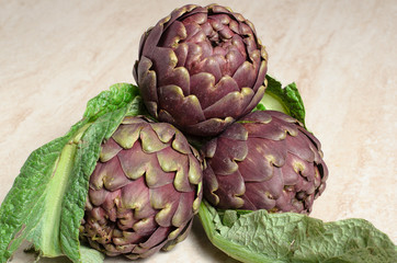 Fototapeta premium carciofo a mazzo su tavolo bianco