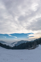 Berge mit schnee im Winter - Berglandschaft im Hochformat