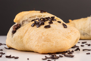kleines Schokoladen Croissant mit Schokoladenstreuseln
