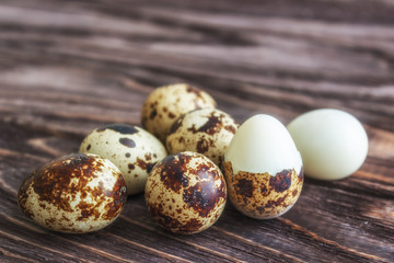 Obraz premium Quail eggs on a wooden background boiled egg, symbol of the Easter season. Healthy eating.
