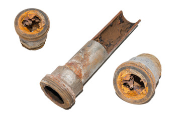 Rostiger Adapter und Leitung isoliert auf weiss