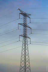 linea de alta tension en silueta atradecer