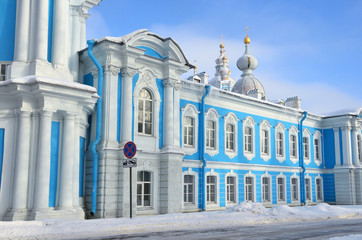 Фрагмент корпуса бывшего Смольного монастыря в Санкт-Петербурге зимой