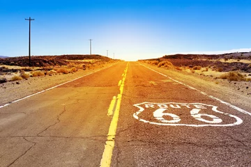 Fotobehang Iconisch Route 66-bord in Amerikaans woestijnland © pyzata
