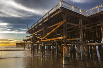 Fototapeta premium Pacific Beach Wooden Pier Structure and Pacific Ocean Beach Scenic Sunset in San Diego California