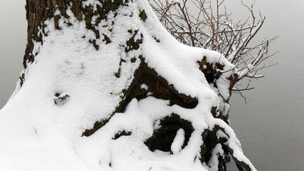 Neve sul lago di Annone in Italia