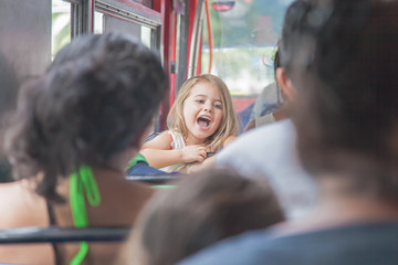 Schreiendes Kind in einem Autobus © topshots