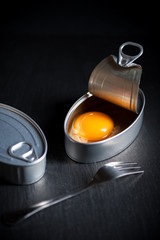 Lata de conservas con huevo en su interior