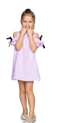 The little girl put her fingers in her mouth.